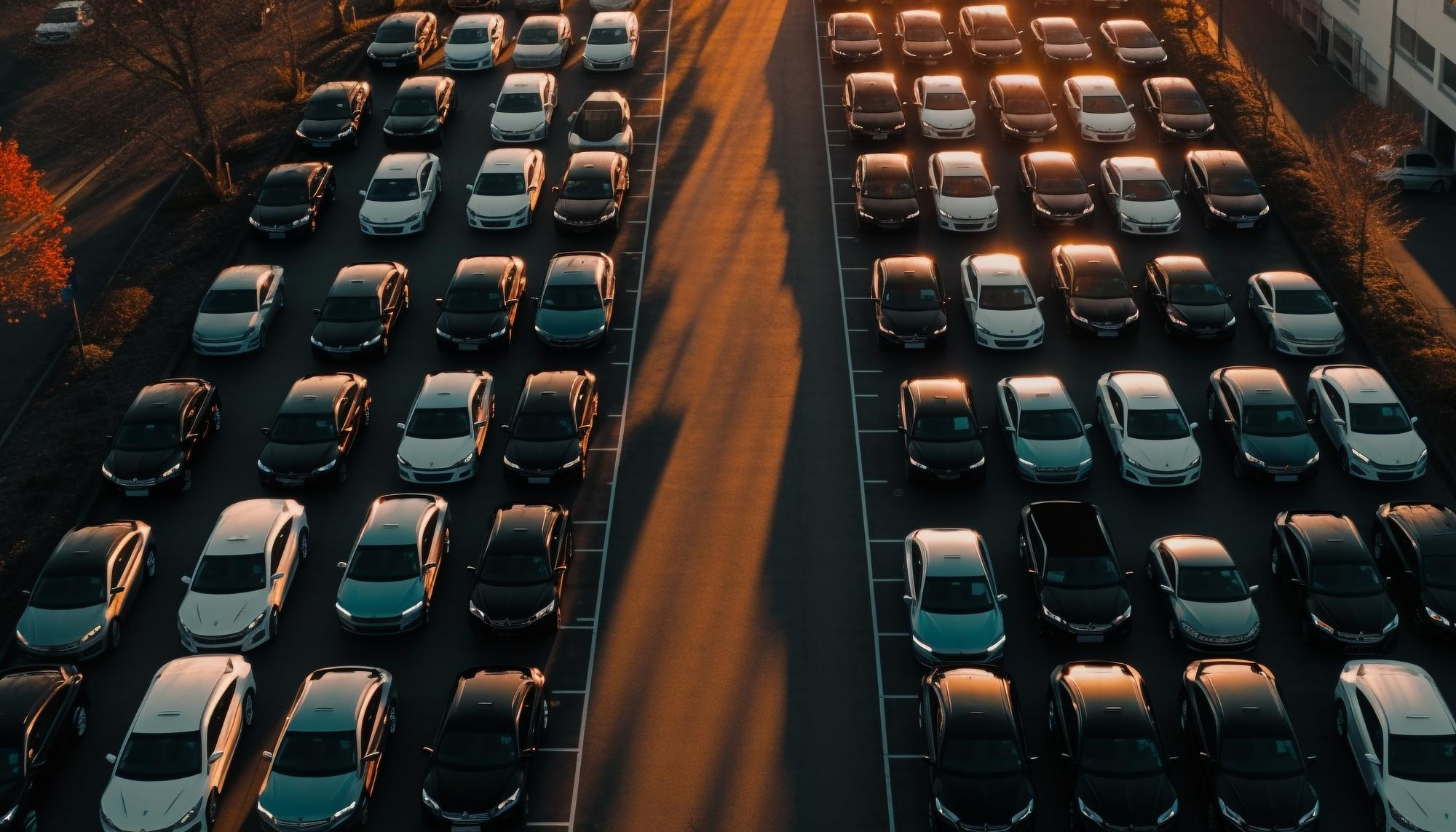 Parque automóvel com várias viaturas preparadas para transporte
